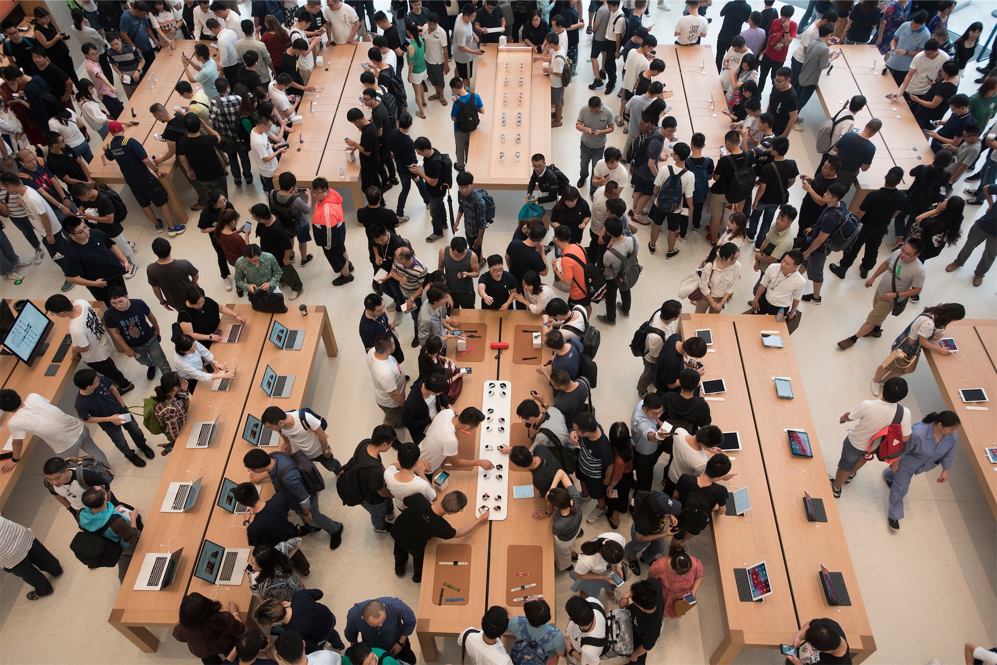 Peluncuran iPhone baru dan Apple Watch di toko Apple