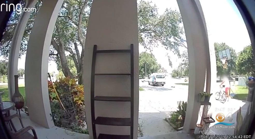 Pärast kauba üleandmist võttis mees jalgratta, mis asus maja prügikasti kõrval Foto: Reproduo / CBS Miami 