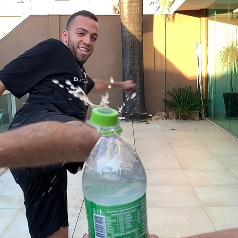 Tampinha väljakutse: YouTuber Lucas Rangel üritab pudeli korki löögiga vabastada Foto: Reproduo / Instagram