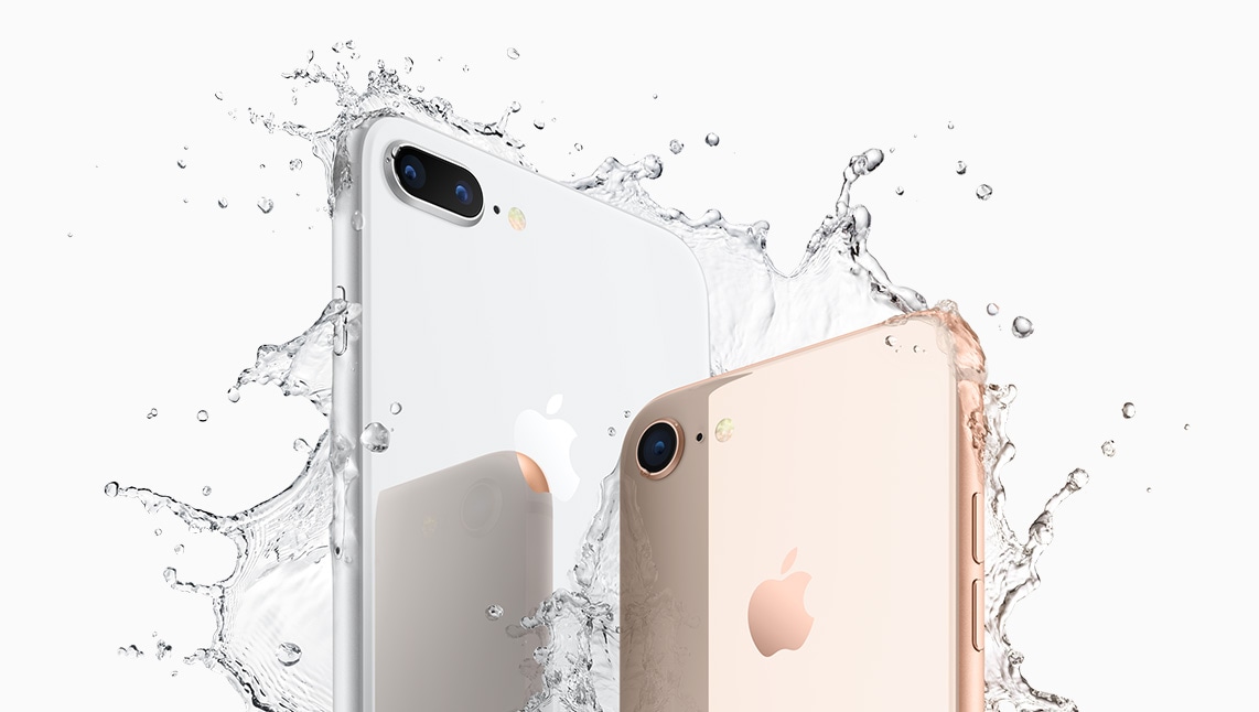 iPhone 8 Plus hõbe ja iPhone 8 kuld veega