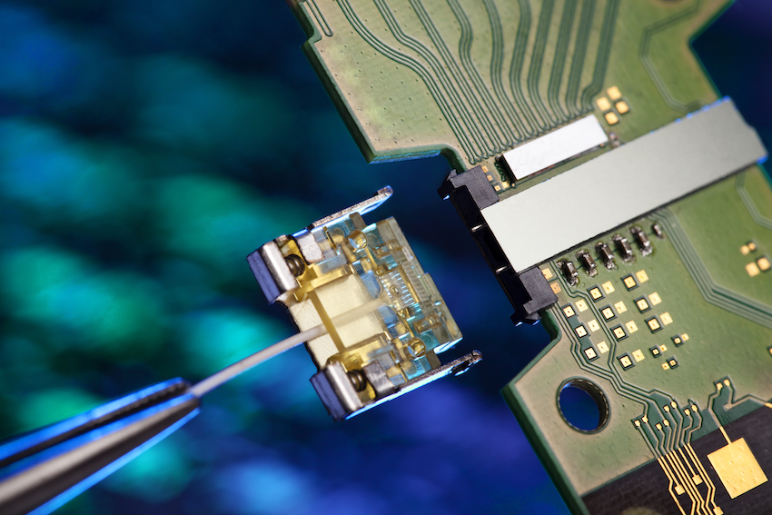Intel demonstreeris fotoonilist konnektorit arvuti komponentide vase asendamiseks