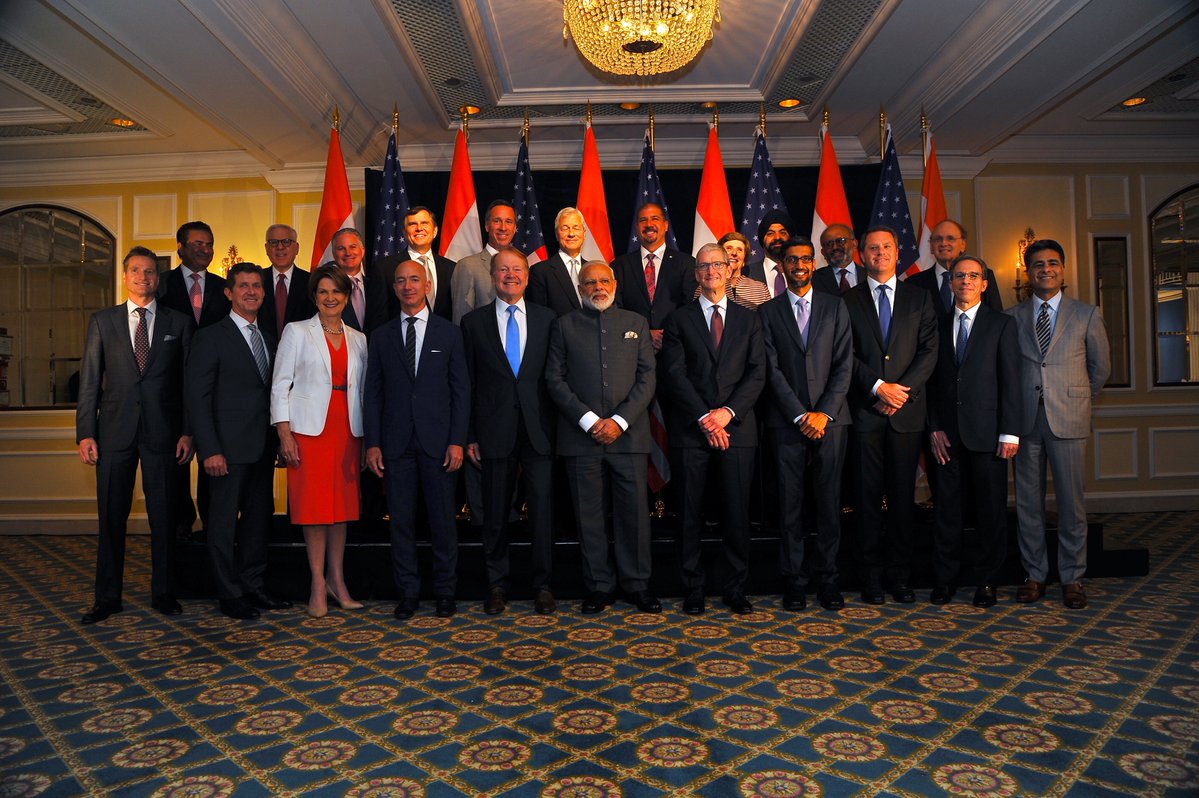 Pertemuan Perdana Menteri India Narendra Modi dengan Tim Cook dan eksekutif lainnya
