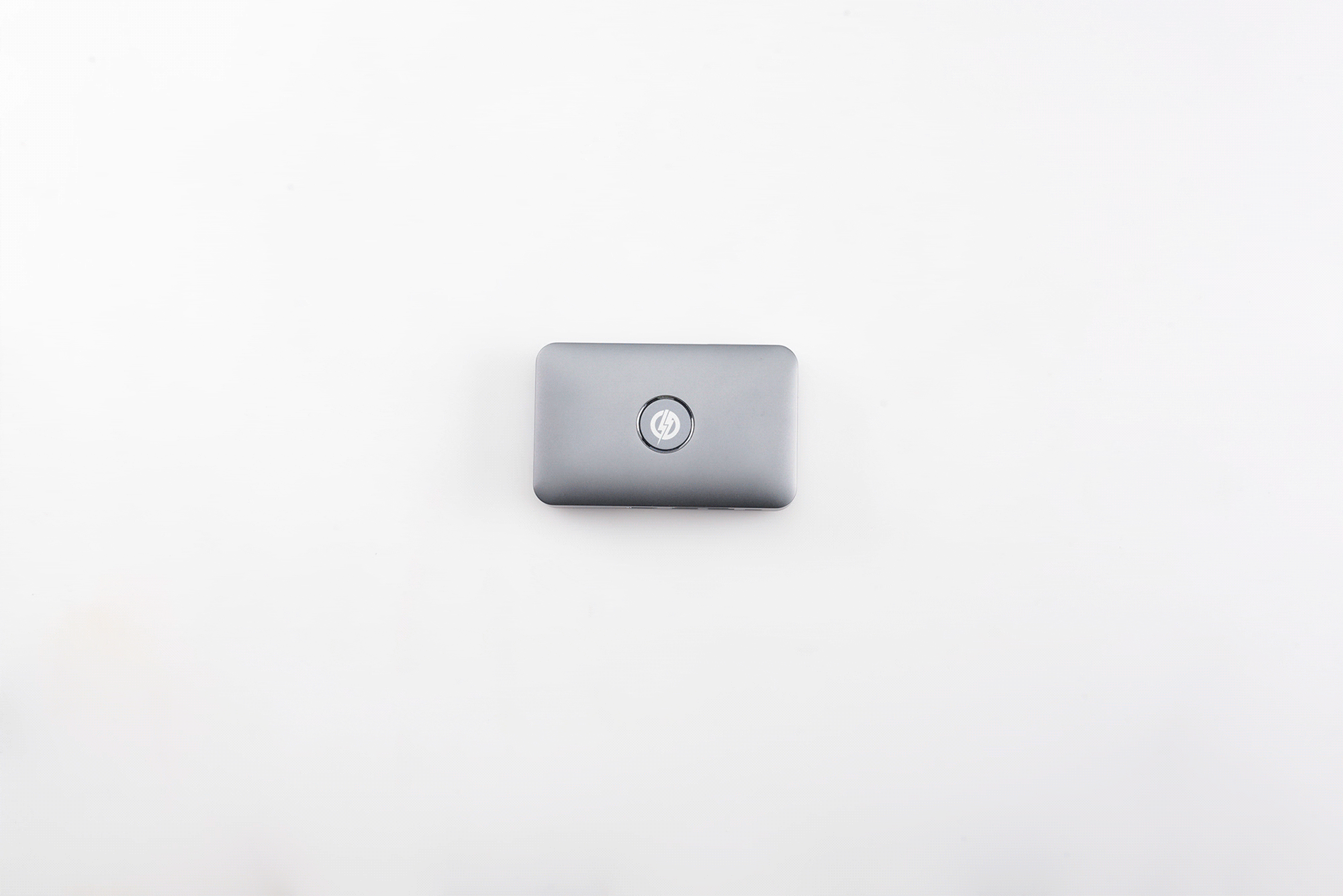 See jaotur võimaldab teil ühendada oma MacBook Pro 4K monitoriga ja mõnda iDevice'i laadida