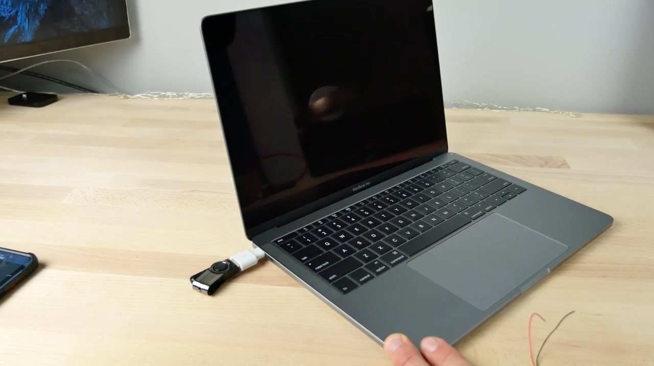 Tulge siia, kui teil on suur soov näha uut MacBook Pro'i, mis on kohe praetud tapja-USB-mälupulgaga