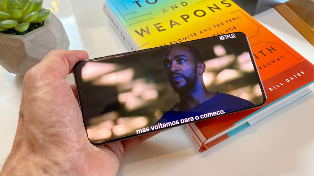 Mo hoiab Galaxy S20 Ultra, ekraanil on Netflixi sisu