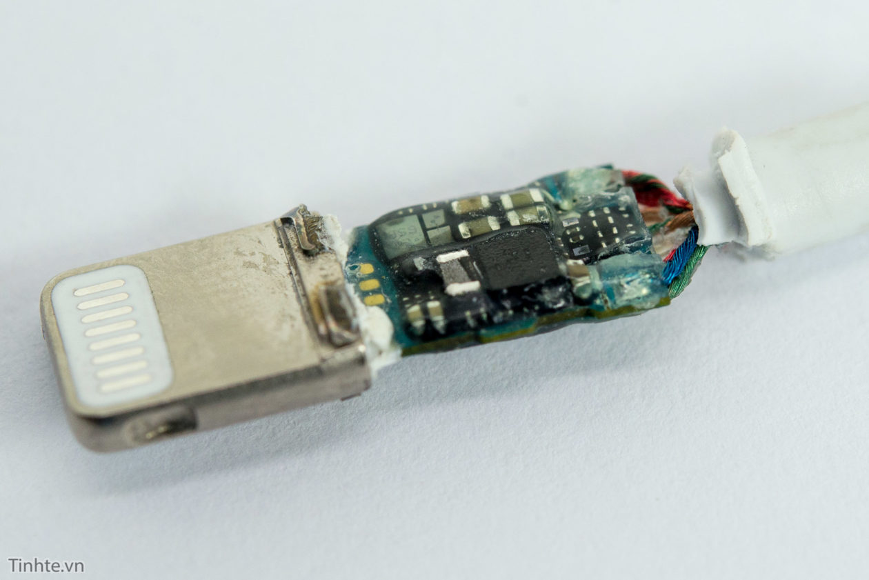 Välklambi adapter lahti monteeritud 3,5mm jaoks; näitab, et Apple mõistab ikkagi ühte või kahte inseneriasja