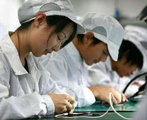 Pekerja di pabrik mitra Apple