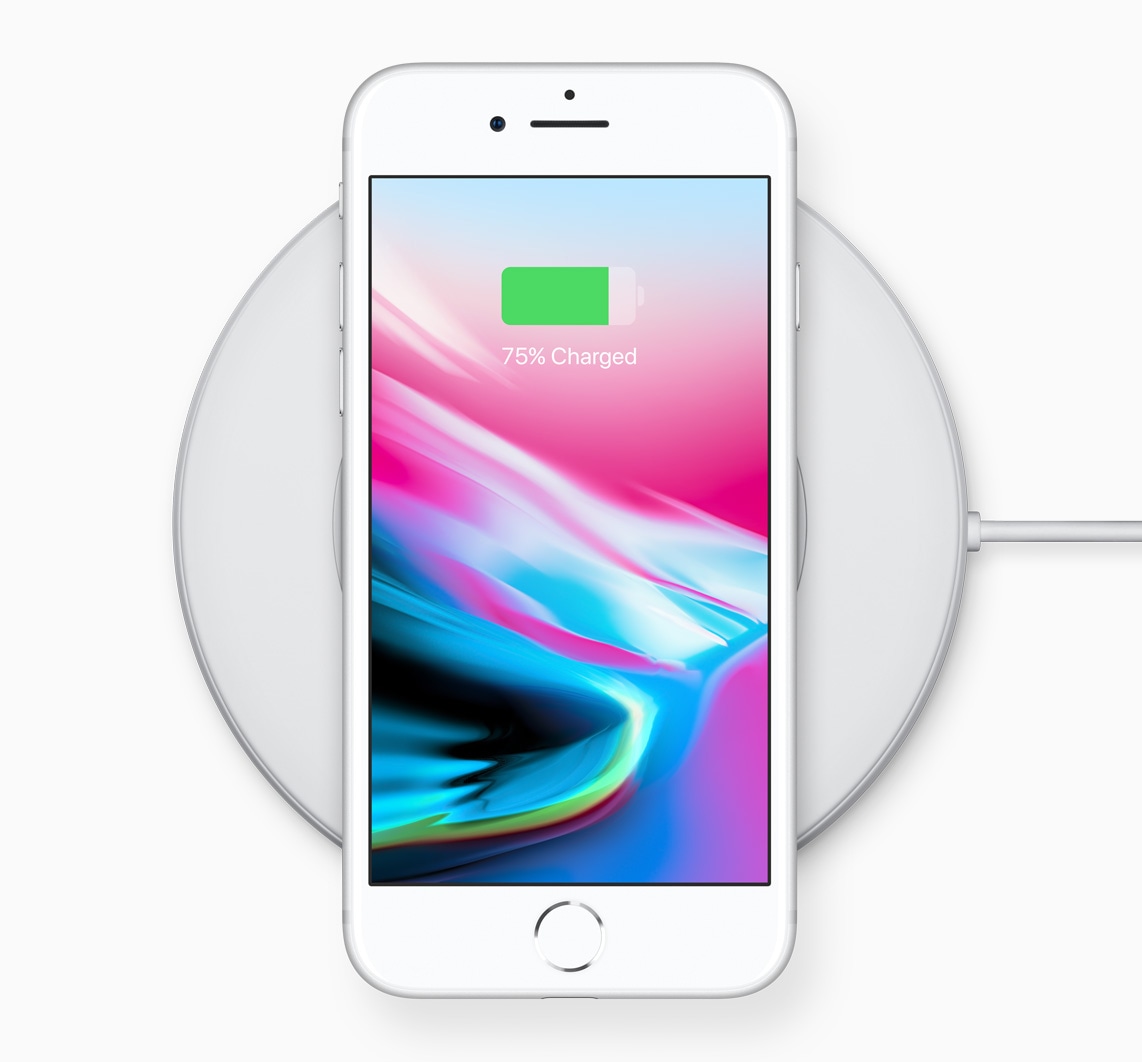 iPhone 8 laadib juhtmevabalt tavalisel valgel alusel