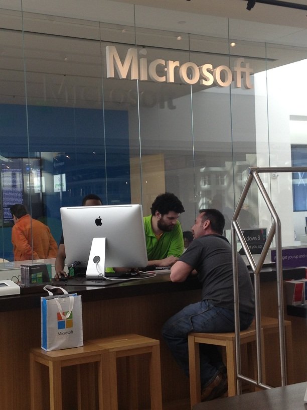 ↪ Huumorimoment: see inimene võttis iMaci (!) Microsofti poe toe saamiseks