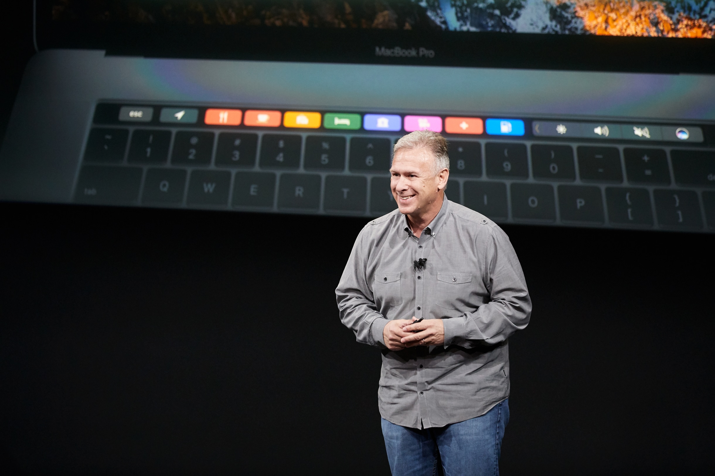 Suures intervjuus rääkis Phil Schiller uue MacBook Pro poleemikast