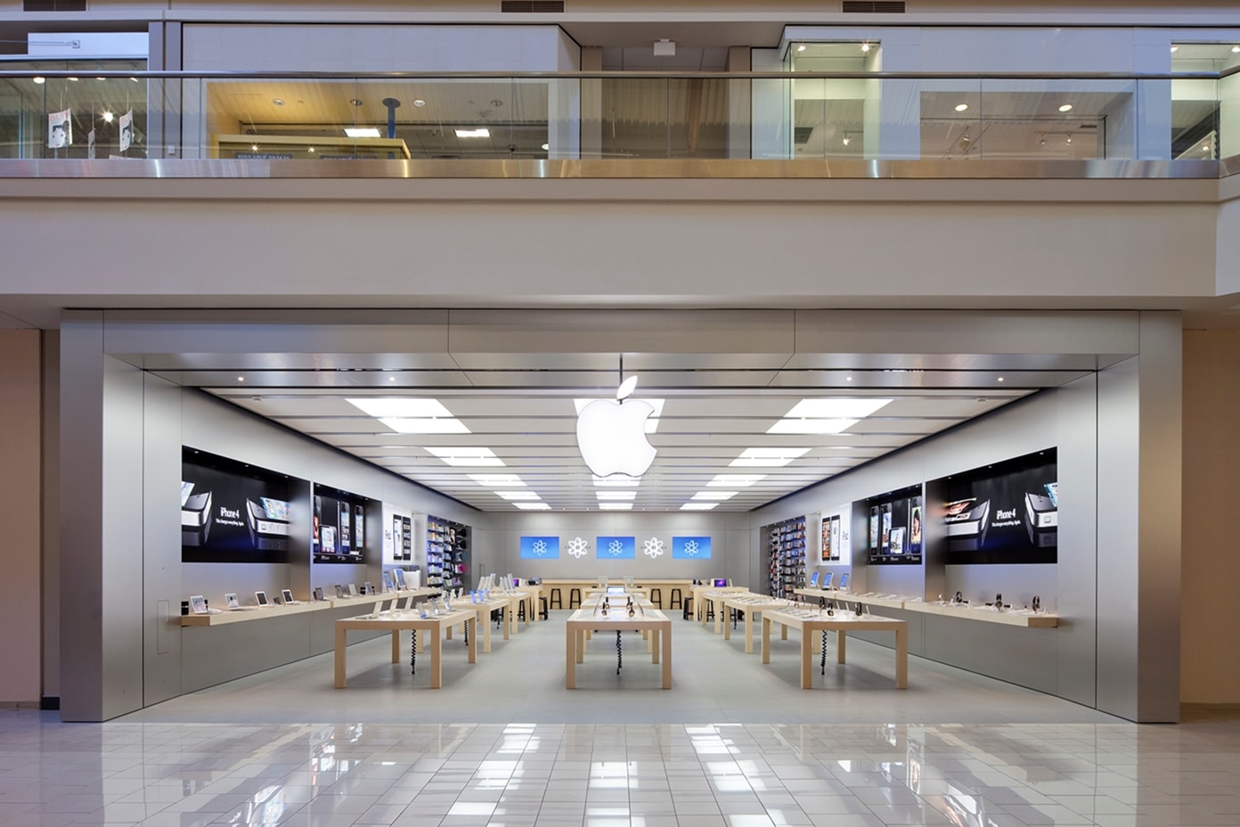Apple alustab kaupluste taasavamist USA-s ja Šveitsis;  ettevõte alustas plaani jätkata tööd kontoris