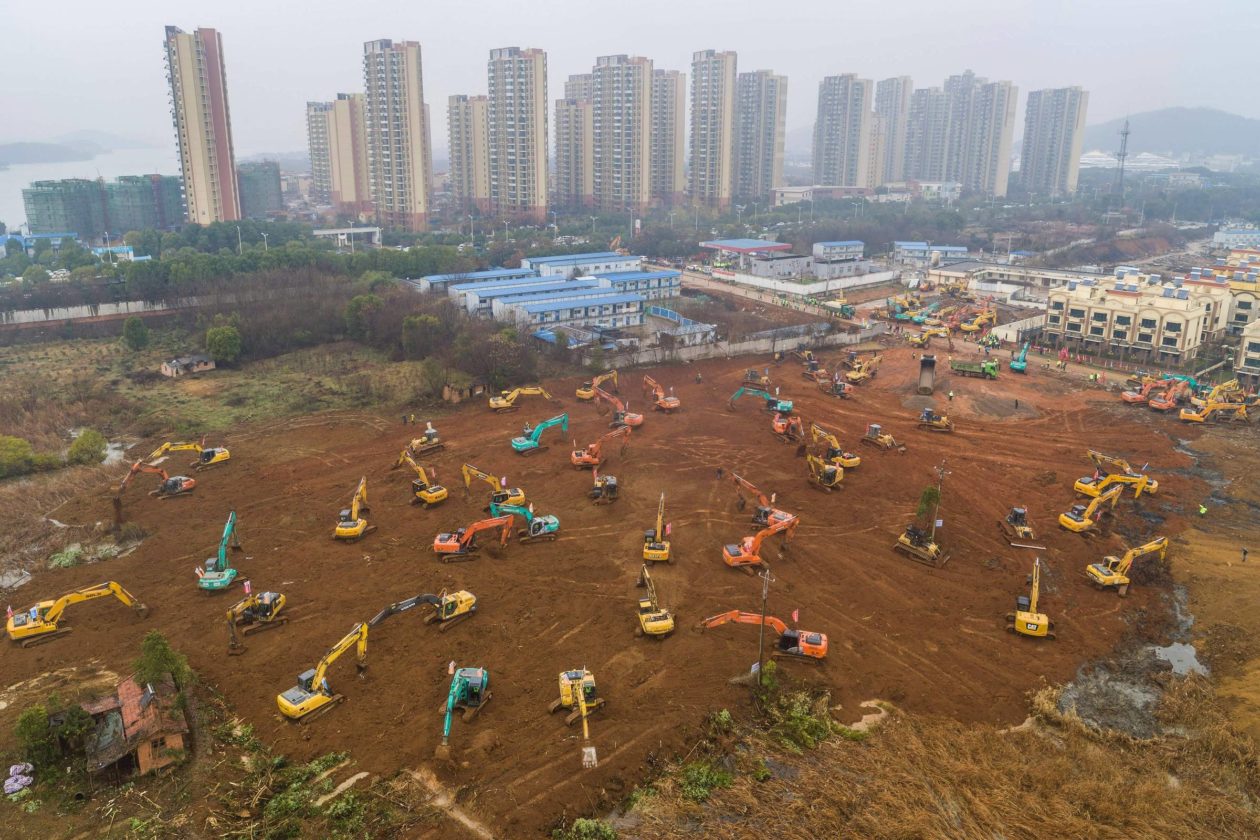 Traktorid kaevavad haigla ehitamiseks Wuhani linnas