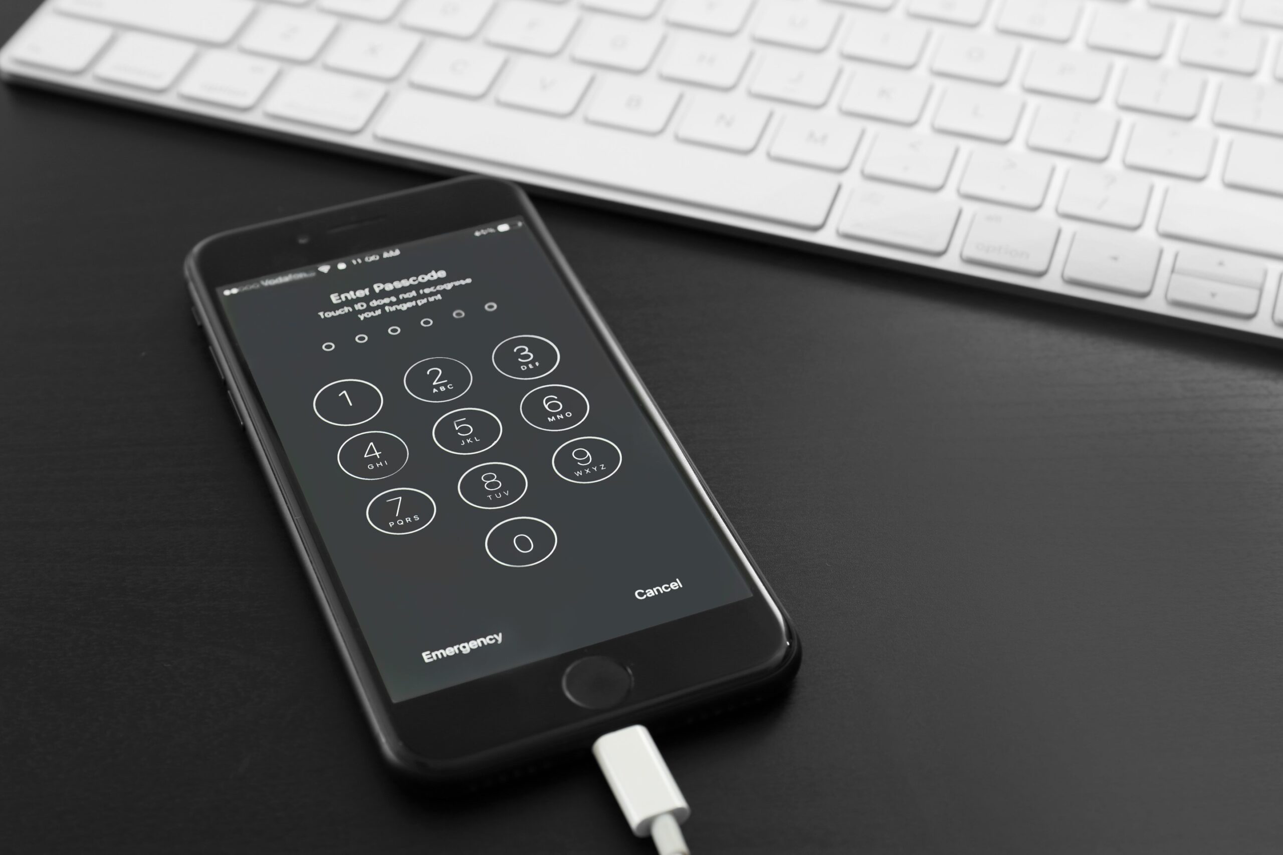 Apple hakkas turvauurijatele levitama "lukustamata" iPhone'e
