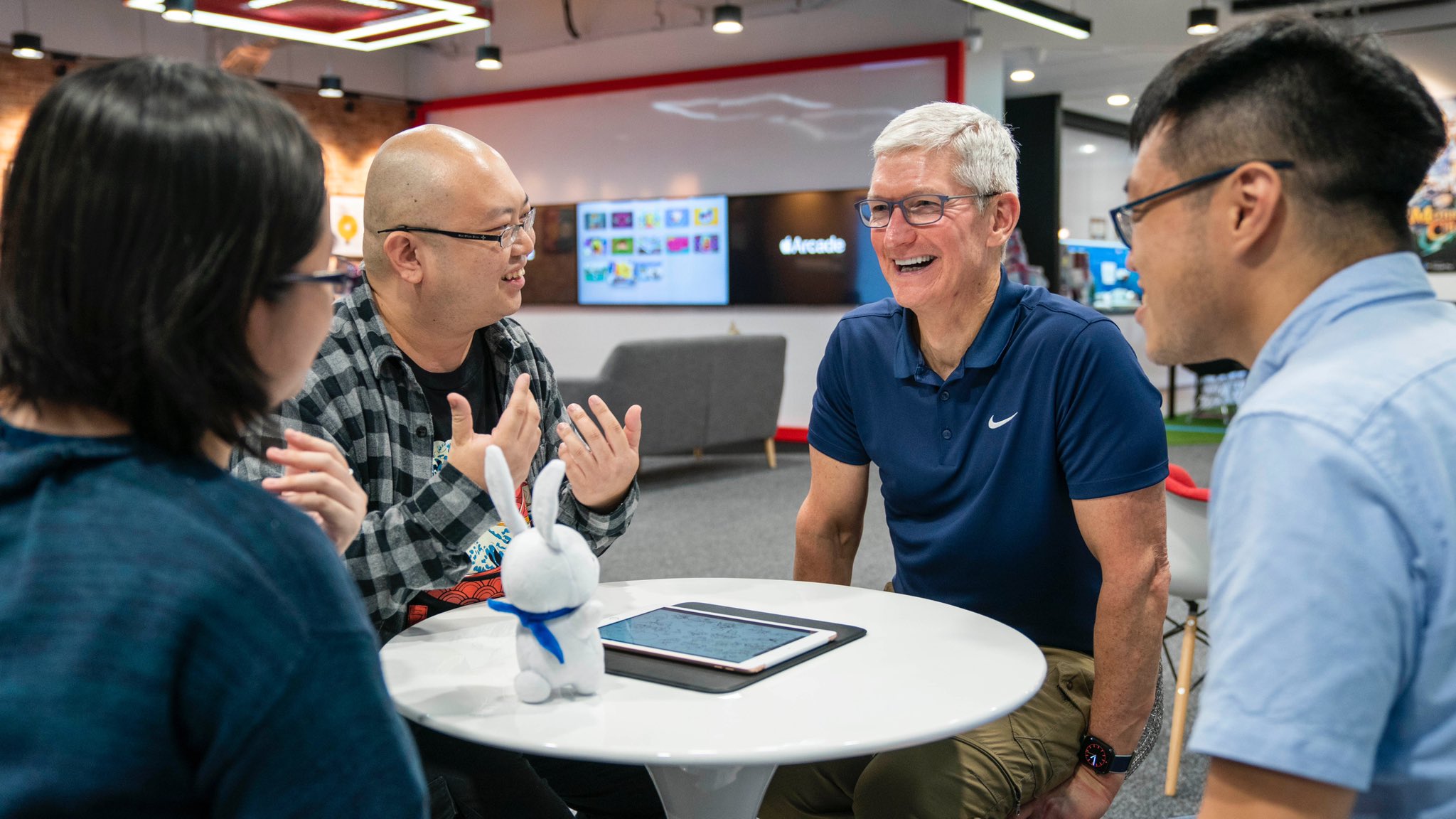 Asia Tour: Tim Cook külastab Singapuri kiirendit ja Apple Store'i