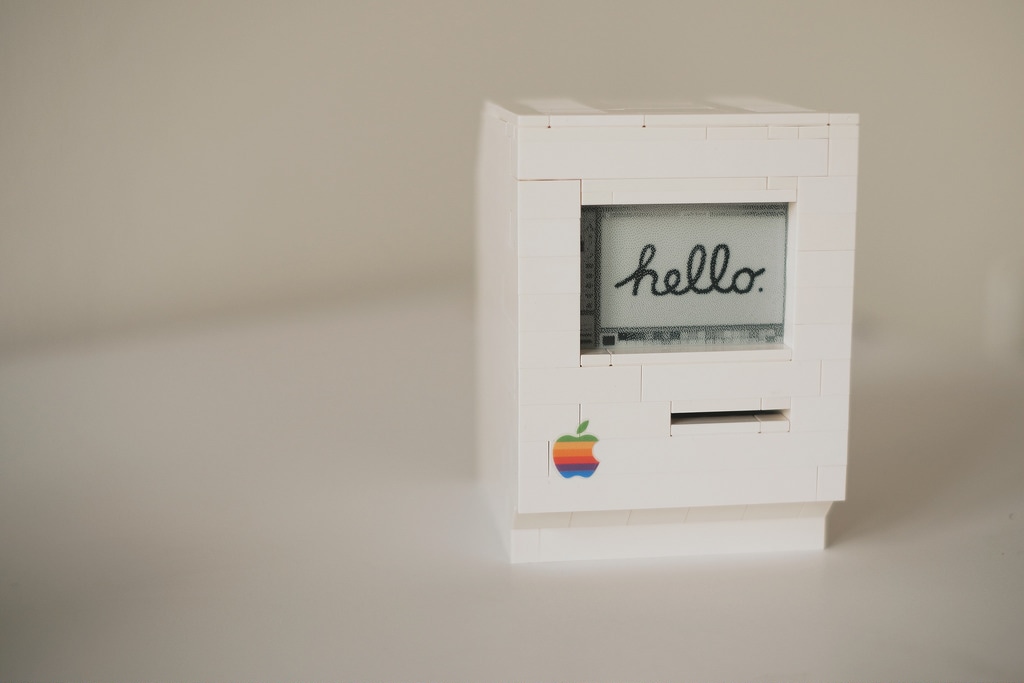 Fan lõi LEGO-s „funktsionaalse” Macintoshi koopia, kasutades e-tindinäidikut ja Raspberry Pi-d