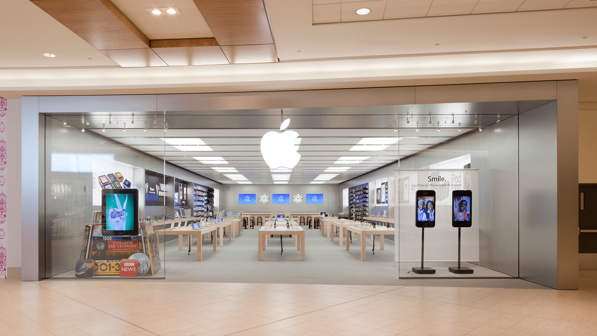 Grupp röövis Kanadas Apple Store'i ja põgenes koos kümnete iPhone'idega