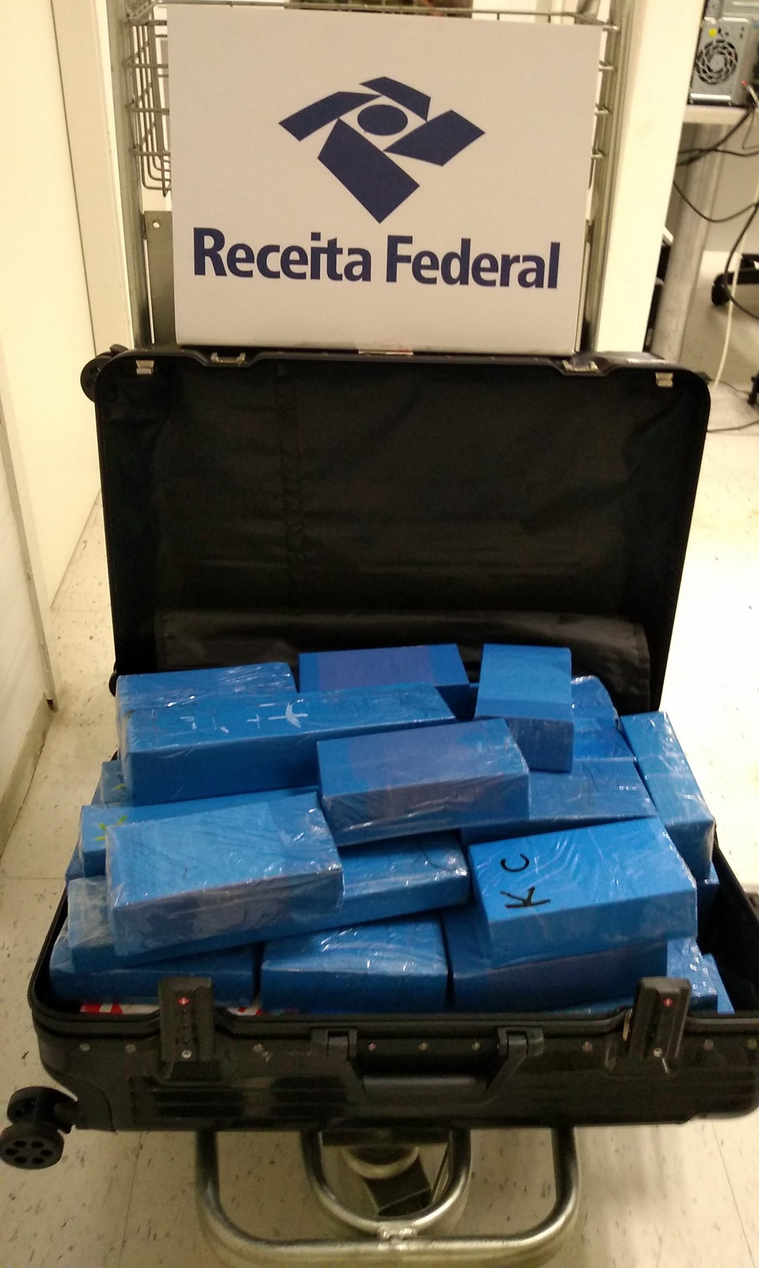 IRS konfiskeeris Natali rahvusvahelises lennujaamas üle 60 iPhone