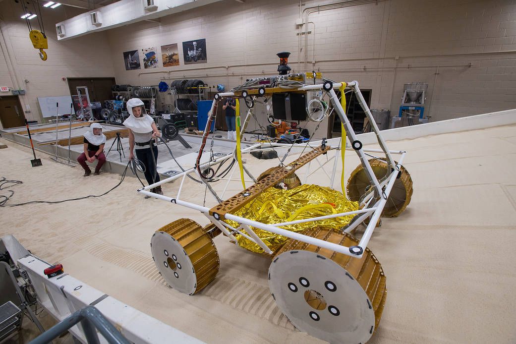 VIPER-i Kuu-Roveri test NASA Kuu simulatsioonilaboris.
