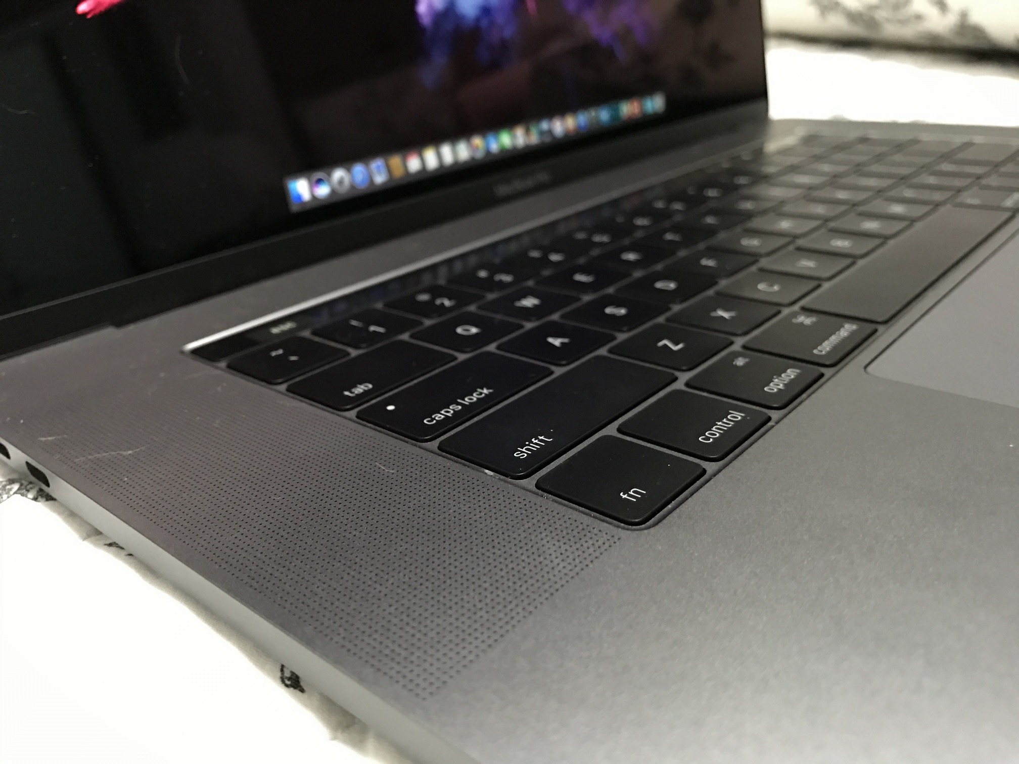 MacBook Pro dengan Touch Bar