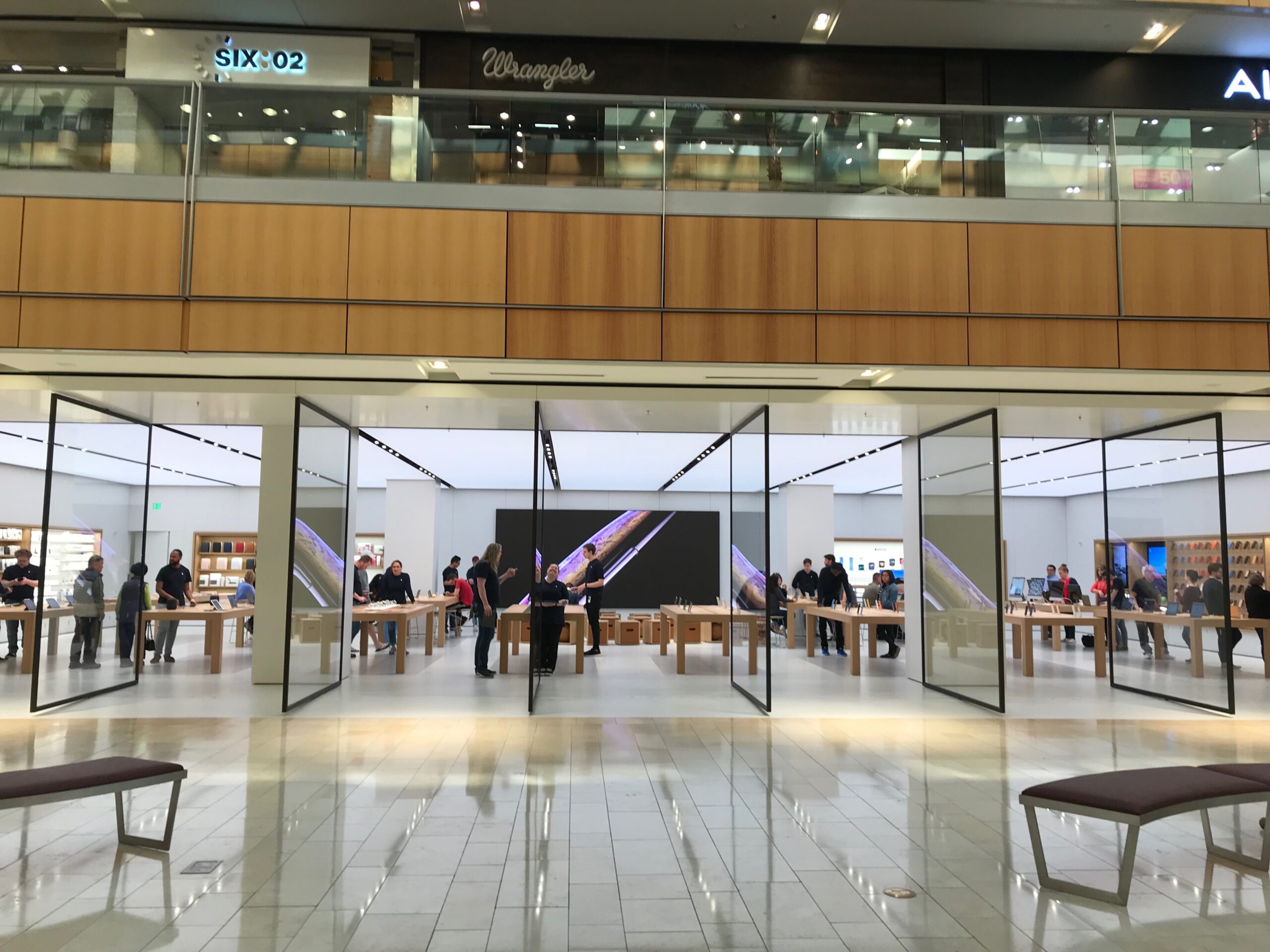 Rohkem Apple'i poode suletakse mitmes USA ja Austraalia linnas