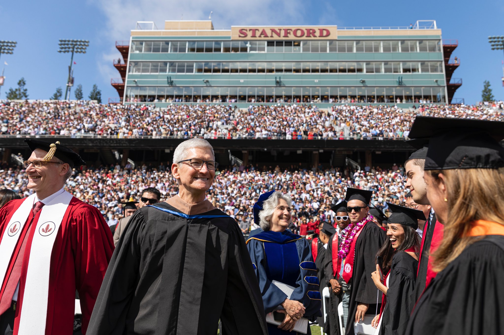 Tim Cook jagab Steve Jobsi õpetusi (ja palju muud) Stanfordi lõpetanutega