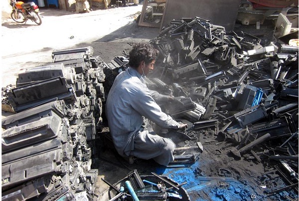 Pria membongkar printer di pakistan