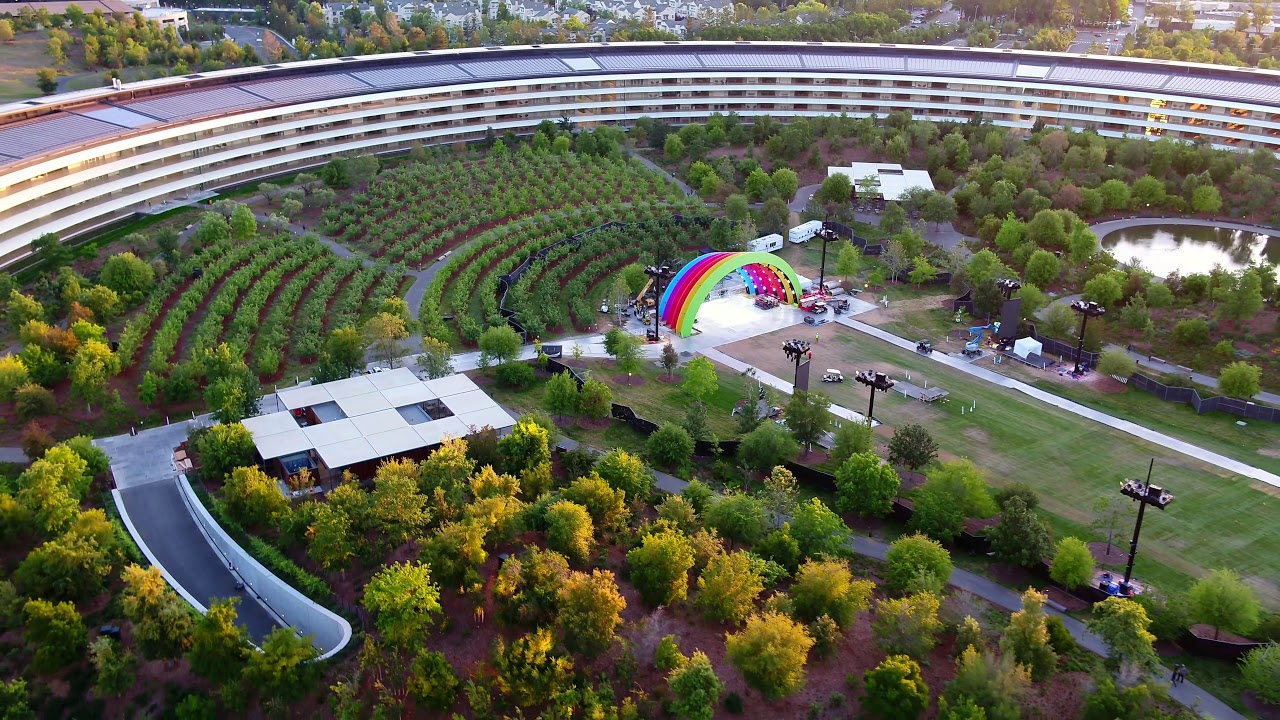 Uus droon Flyby näitab värvilist lava keset Apple Parki