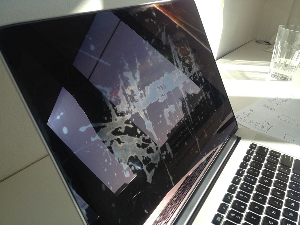 Värvitud ekraaniga MacBook Pro omanikud on kokku pandud ja saavad Apple'i kohtusse kaevata