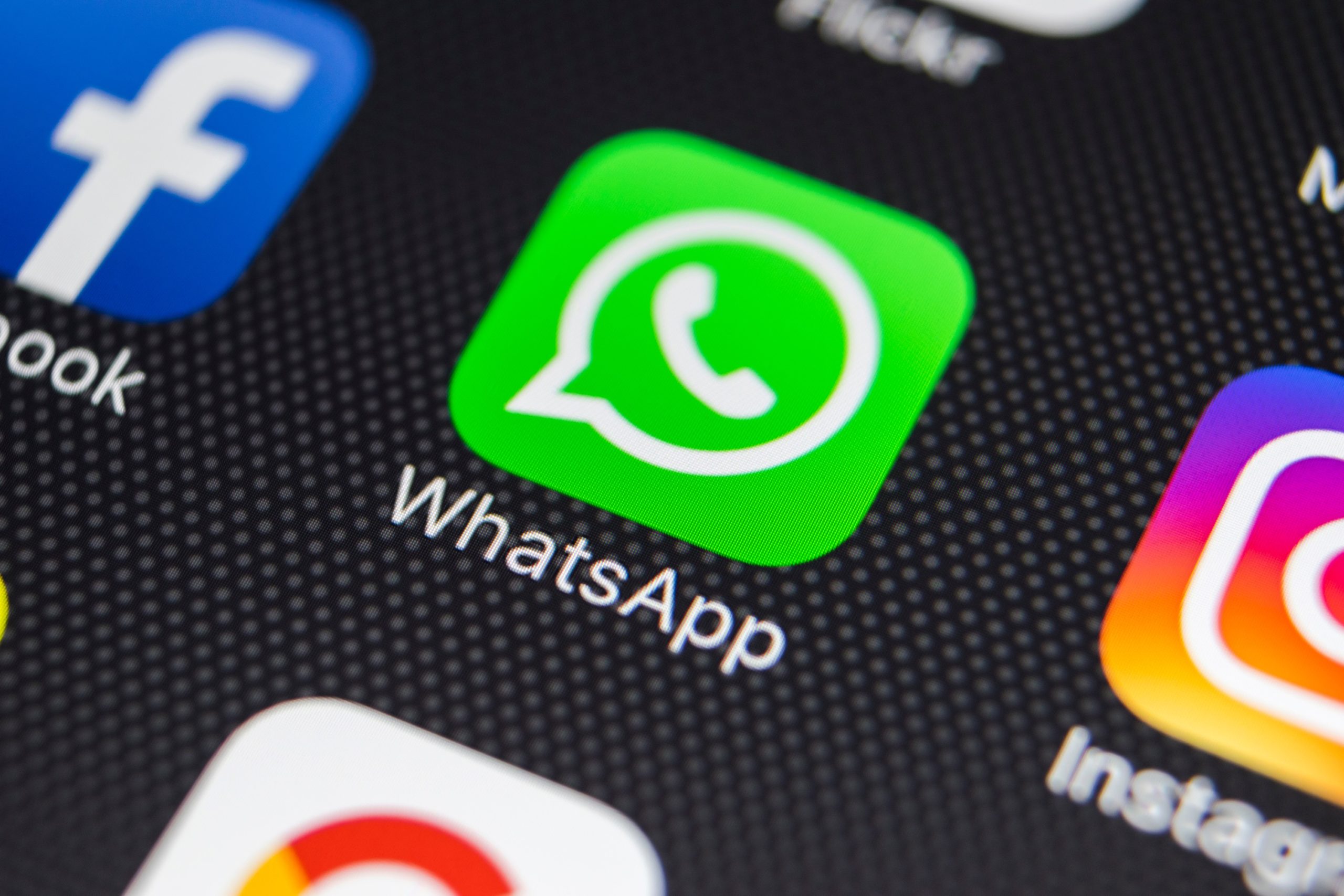 WhatsApp keelab osalejatel kahtlaste nimedega rühmad